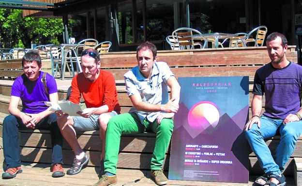 Kalegorrian. Los promotores de la idea, con el aterpetxe. 