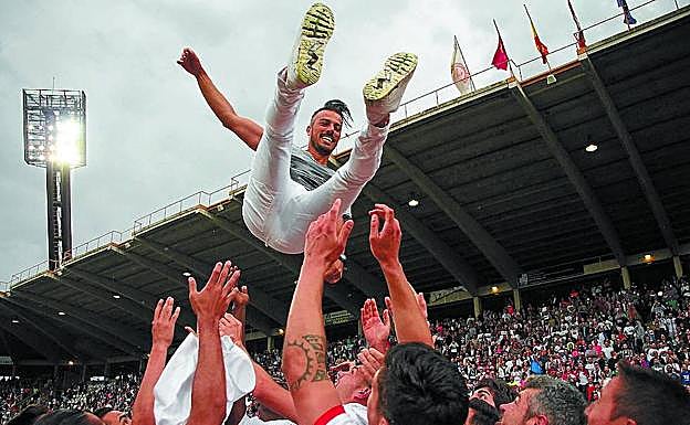 Rubén de la Barrera es manteado por sus jugadores tras conseguir con la Cultural el ascenso a Segunda la pasada temporada.