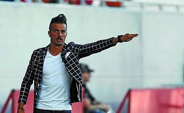 Rubén de la Barrera realiza indicaciones a sus jugadores. 