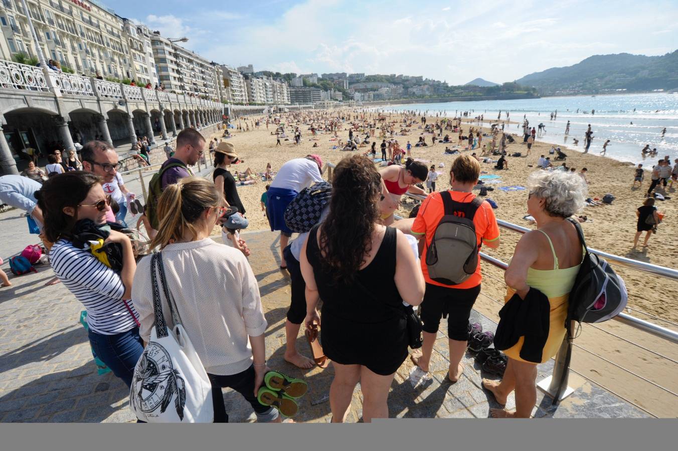 Los donostiarras han aprovechado los rayos de sol de la jornada para pasear por la playa