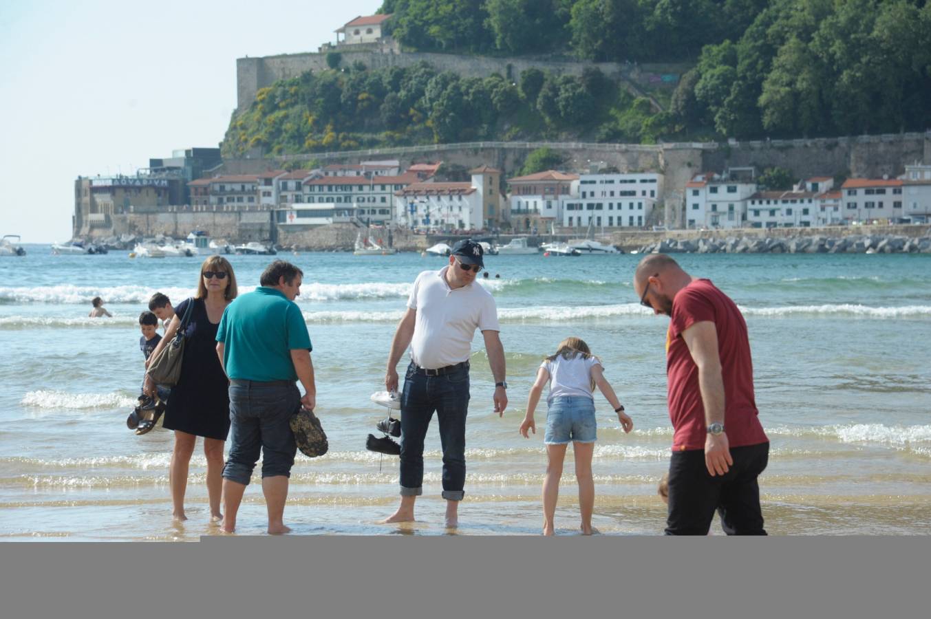 Los donostiarras han aprovechado los rayos de sol de la jornada para pasear por la playa