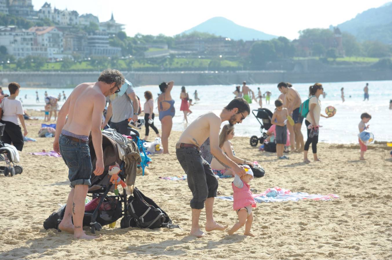 Los donostiarras han aprovechado los rayos de sol de la jornada para pasear por la playa