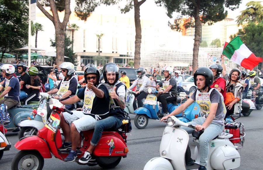 Más de 200 propietarios del legendario scooter Vespa se dan cita en Tirana, Albania. Estos fans de la Vespa se reunen en un evento organizado por el club Vespa de Acquaviva Delle Fonti di Bari en Albania.