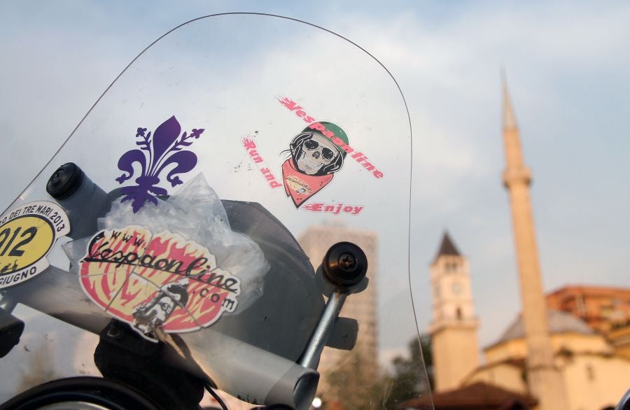 Más de 200 propietarios del legendario scooter Vespa se dan cita en Tirana, Albania. Estos fans de la Vespa se reunen en un evento organizado por el club Vespa de Acquaviva Delle Fonti di Bari en Albania.