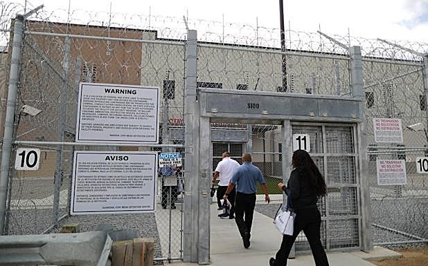 Varios migrantes entran en el centro de Otay Mesa. 