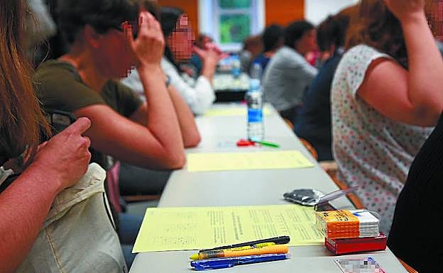 La directora general de Osakidetza, María Jesús Múgica, ayer en la OPE de Vitoria