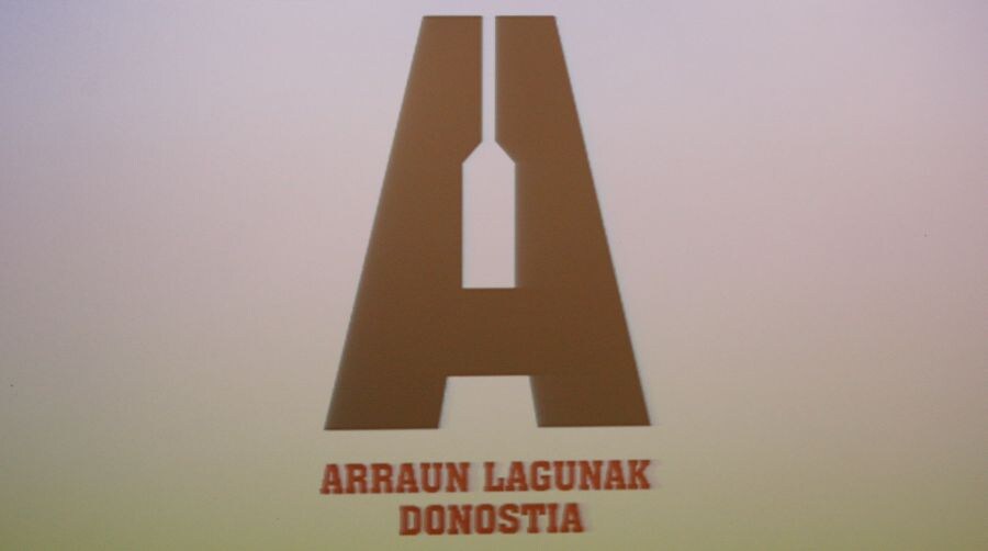 Arraun Lagunak ha presentado su trainera femenina para la temporada. 