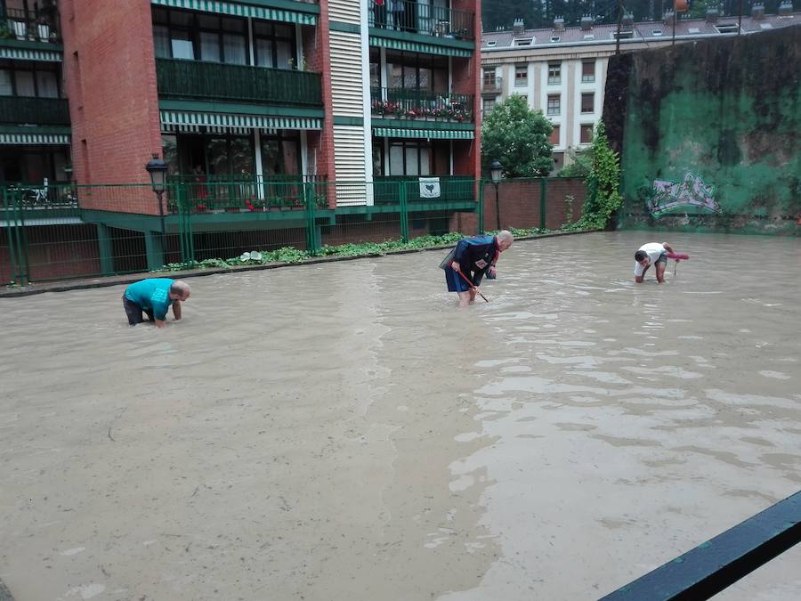 Las intensas precipitaciones de este domingo por la tarde han provocado iundaciones en Antzuola.