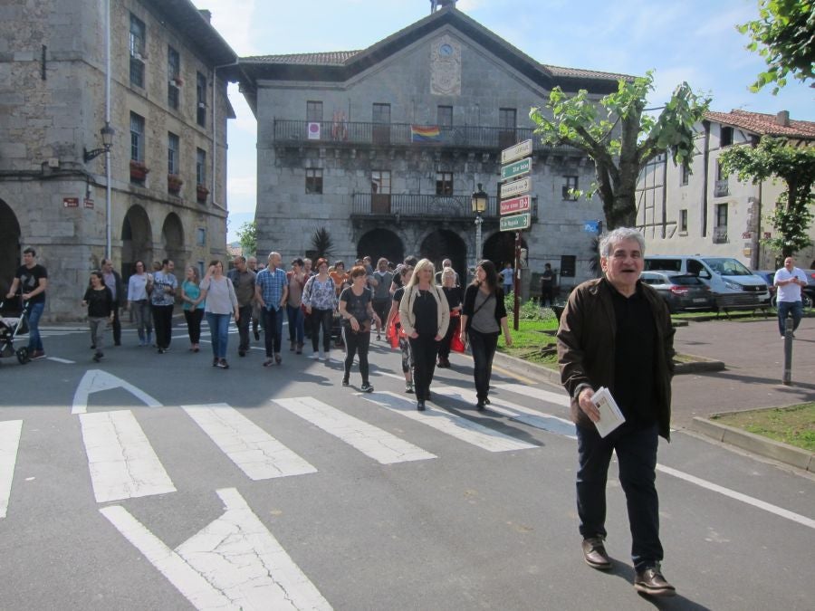 Bernardo Atxaga despertó el interés de los asistentes a la visita guiada que realizó en Asteasu para recordar diferentes pasajes de su obra 'Muskarraren bidea'. 