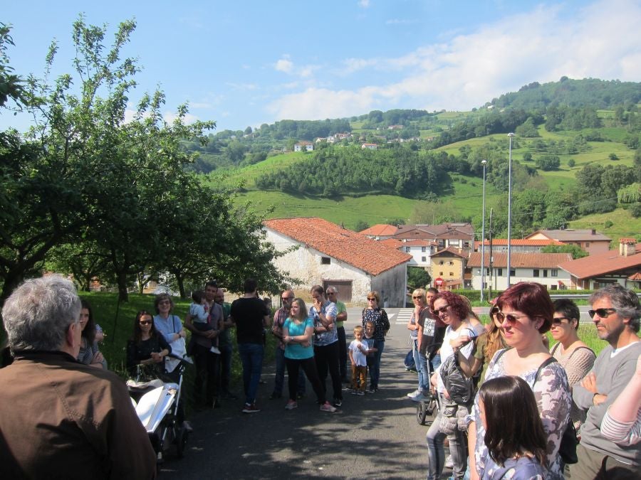 Bernardo Atxaga despertó el interés de los asistentes a la visita guiada que realizó en Asteasu para recordar diferentes pasajes de su obra 'Muskarraren bidea'. 