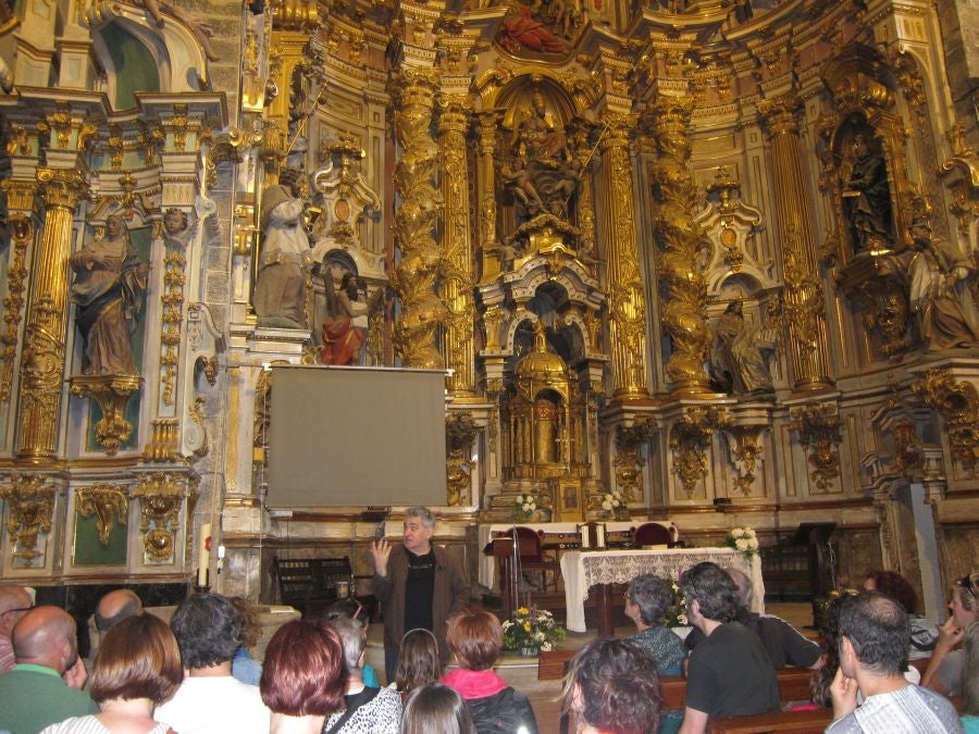 Bernardo Atxaga despertó el interés de los asistentes a la visita guiada que realizó en Asteasu para recordar diferentes pasajes de su obra 'Muskarraren bidea'. 