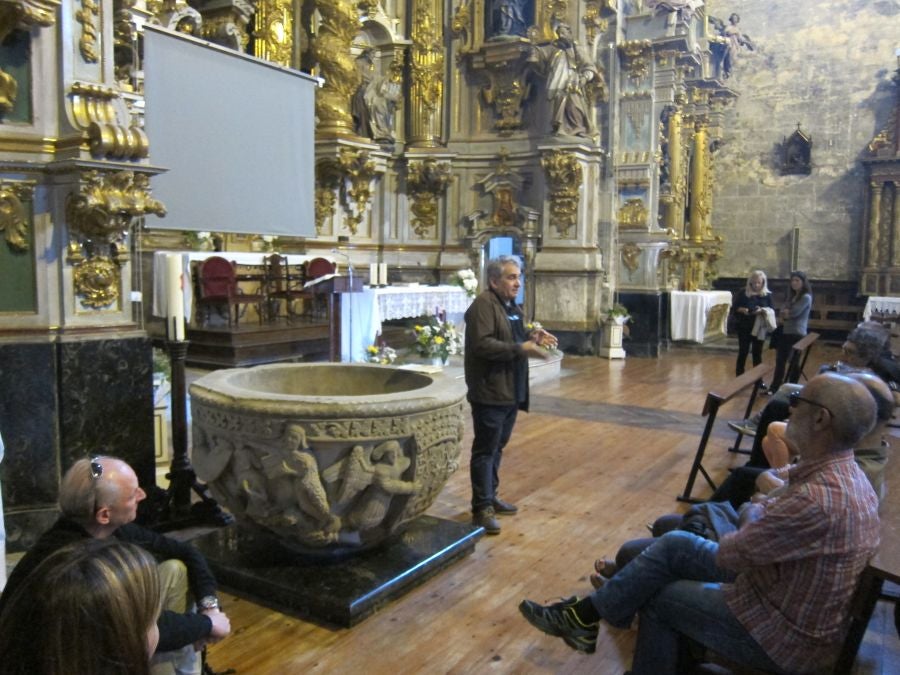 Bernardo Atxaga despertó el interés de los asistentes a la visita guiada que realizó en Asteasu para recordar diferentes pasajes de su obra 'Muskarraren bidea'. 