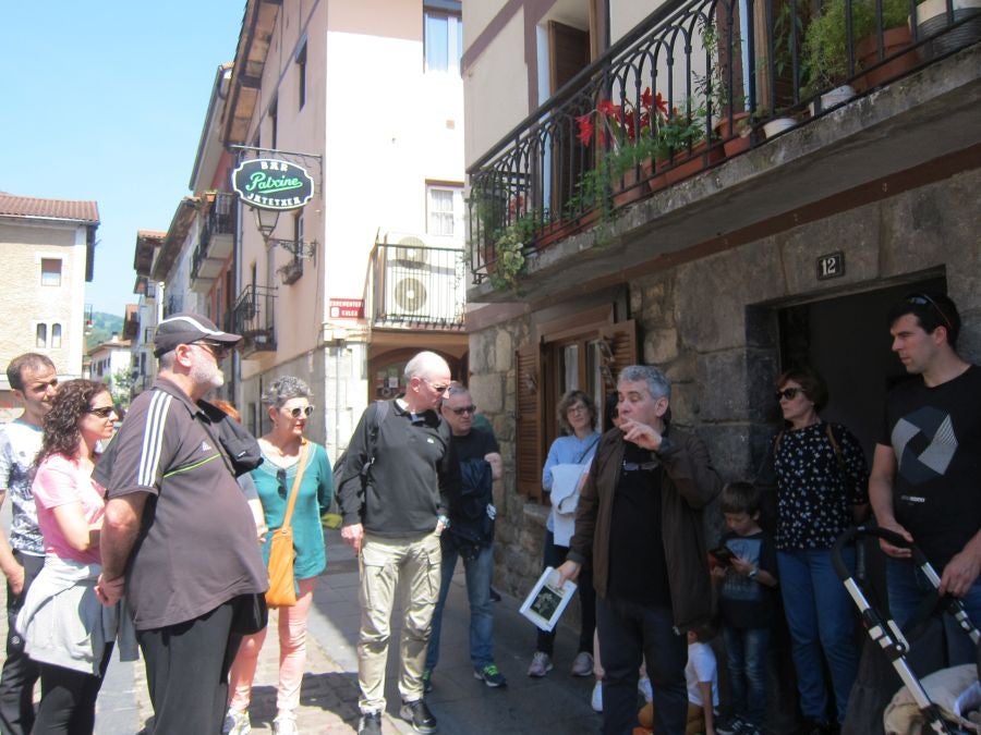 Bernardo Atxaga despertó el interés de los asistentes a la visita guiada que realizó en Asteasu para recordar diferentes pasajes de su obra 'Muskarraren bidea'. 