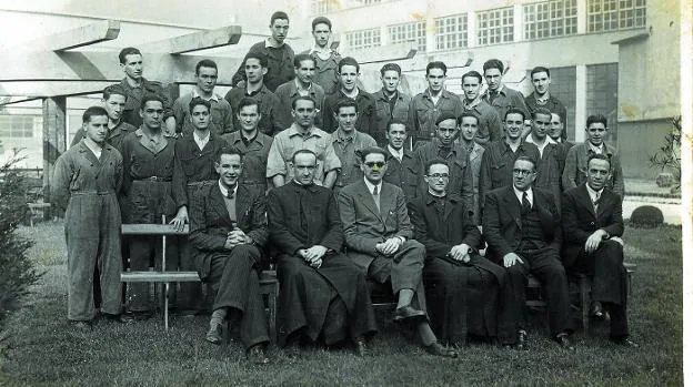 1942. Alumnos y profesores de un curso especial. En el centro el viator Juan Zubizarreta junto a otros docentes de Aprendices.