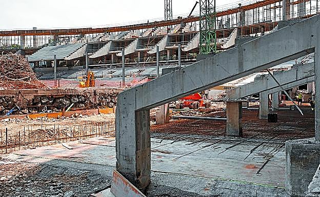 Los pilares sobre los que se apoyará la grada lateral baja. Al fondo, nace la parte alta de la 'Zabaleta'. 