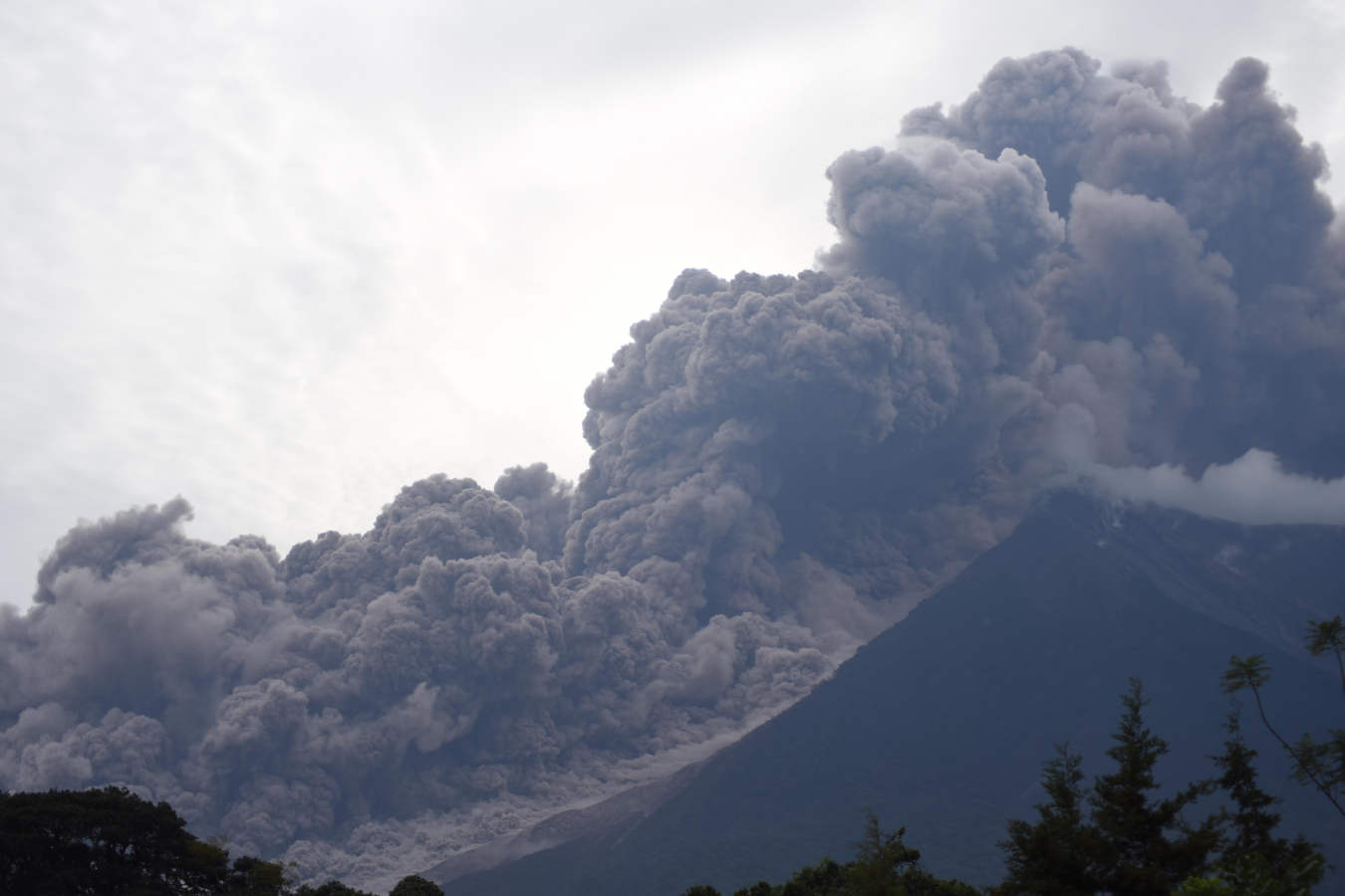 El volcán registró una devastadora erupción al expulsar columnas de ceniza y rocas, que también provocó el cierre temporal de las operaciones en el único aeropuerto internacional de Ciudad de Guatemala.