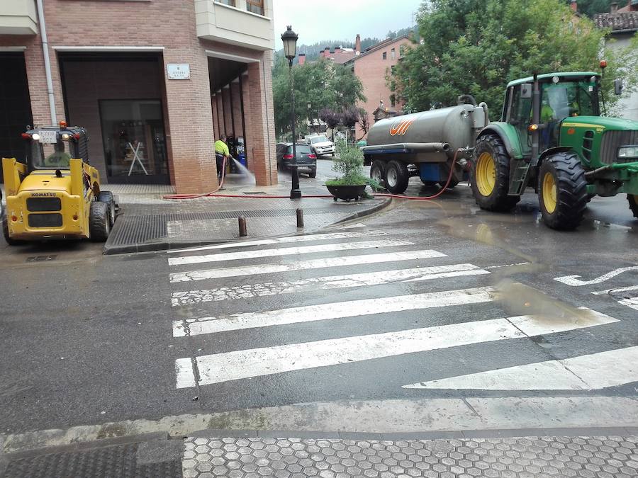 Antzuola se enfrenta este lunes al día después de la intensa tromba de agua caída el domingo y que ha provocado daños en la localidad.