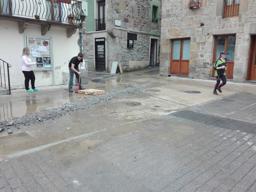 Antzuola se enfrenta este lunes al día después de la intensa tromba de agua caída el domingo y que ha provocado daños en la localidad.