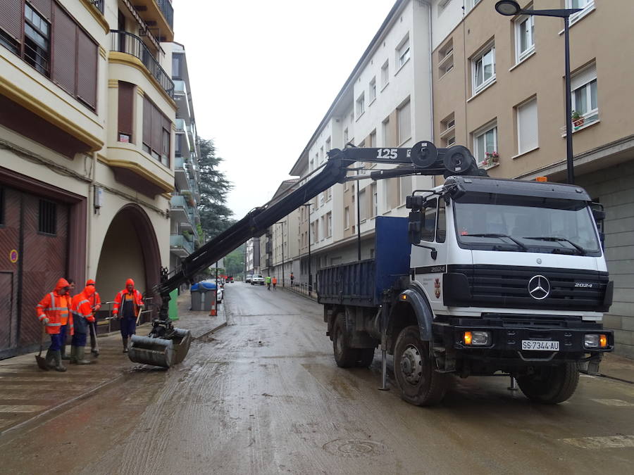 Antzuola y Bergara se enfrentan este lunes al día después de la intensa tromba de agua caída el domingo y que ha provocado daños en ambas localidades.