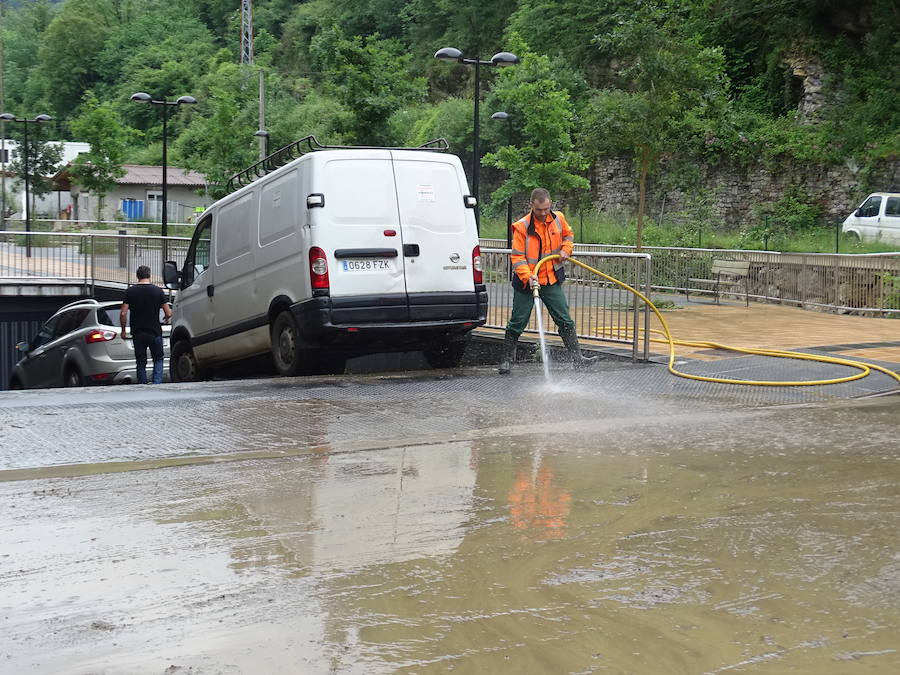 Antzuola y Bergara se enfrentan este lunes al día después de la intensa tromba de agua caída el domingo y que ha provocado daños en ambas localidades.