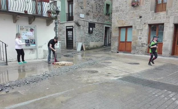 Labores de limpieza en Antzuola este lunes por la mañana. 