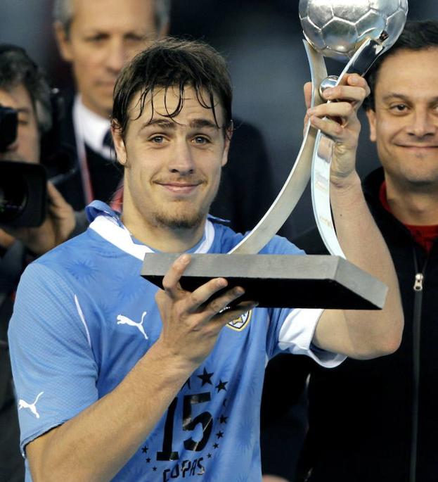 Coates, con el trofeo de mejor jugador joven de la Copa América 2011.