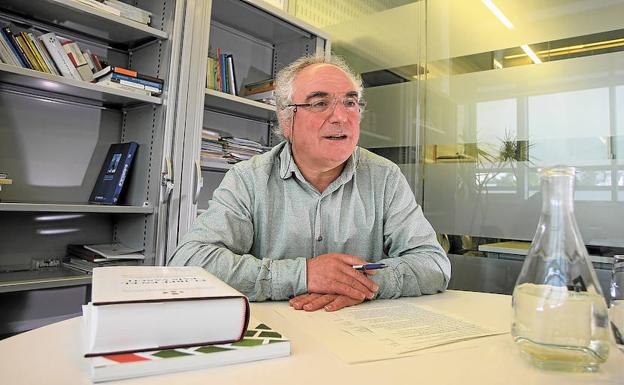 El portavoz juntero de EH Bildu, Xabier Olano, en una sala de las dependencias de la coalición en las Juntas de Gipuzkoa.