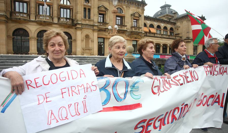 Un lunes más varios cientos de personas han participado en la Asamblea de Jubilados y Pensionistas de Alderdi Eder, en Donostia. «Rajoy ha caído y es para alegrarse», ha indicado un portavoz,, que ha indicado que los pensionistas pueden «tener dudas» respecto del nuevo jefe del Ejecutivo, Pedro Sánchez, «si se tiene en cuenta las reformas laborales y de pensiones que llevó a cabo el PSOE».