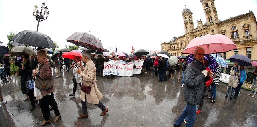 Un lunes más varios cientos de personas han participado en la Asamblea de Jubilados y Pensionistas de Alderdi Eder, en Donostia. «Rajoy ha caído y es para alegrarse», ha indicado un portavoz,, que ha indicado que los pensionistas pueden «tener dudas» respecto del nuevo jefe del Ejecutivo, Pedro Sánchez, «si se tiene en cuenta las reformas laborales y de pensiones que llevó a cabo el PSOE».