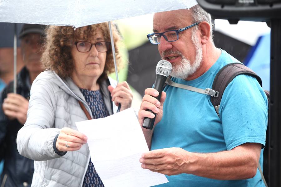 Un lunes más varios cientos de personas han participado en la Asamblea de Jubilados y Pensionistas de Alderdi Eder, en Donostia. «Rajoy ha caído y es para alegrarse», ha indicado un portavoz,, que ha indicado que los pensionistas pueden «tener dudas» respecto del nuevo jefe del Ejecutivo, Pedro Sánchez, «si se tiene en cuenta las reformas laborales y de pensiones que llevó a cabo el PSOE».