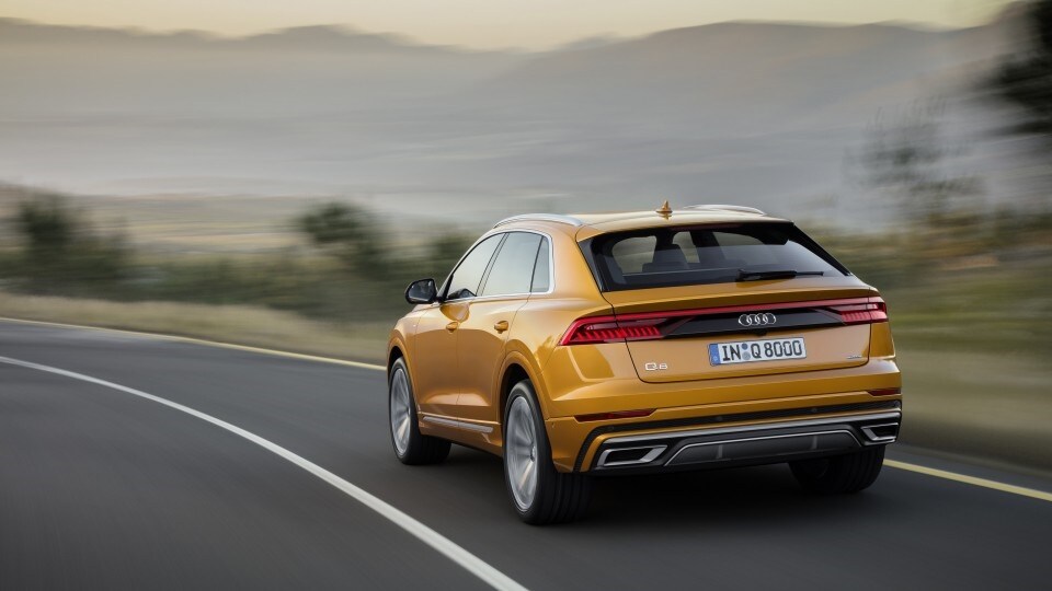 El tope de la familia Q de Audi llega con el Q8, un modelo que combina la línea de un cupé de lujo de cuatro puertas con la versatilidad propia de un SUV de gran tamaño. Una de las novedades de diseño es la ancha parrilla de diseño octogonal.