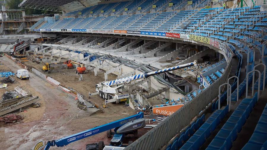 Las obras del estadio de Anoeta siguen su curso. El fondo sur sigue avanzando y los operarios siguen trabajando en las gradas de las tribunas bajas