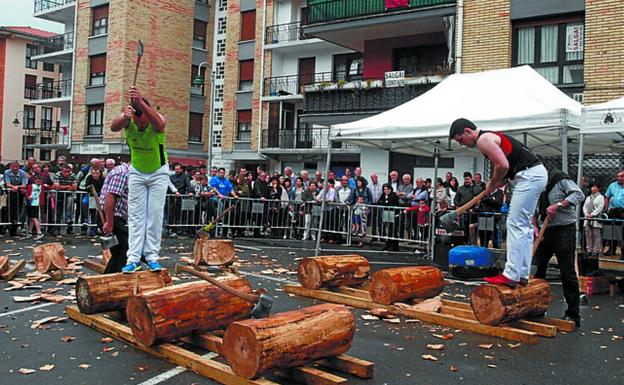 Herri kirolen tartea izan zen arratsaldean. Argazkietan, Ion Unanue eta Xabier Aranburu,atzean, harriarekin; Eneko eta Aratz Esnaola eta Mikel Larrañaga eta Julen Alberdi.