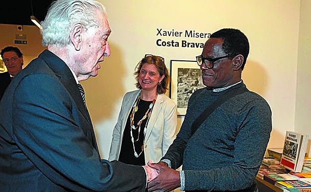Leopoldo Zugaza, junto al también premiado Samuel Fosso, ayer en la sede de PhotoEspaña.