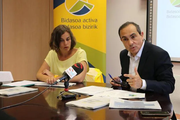 María Serrano y Miguel Ángel  Páez presentaron el Plan Estratégico de Bidasoa activa. 