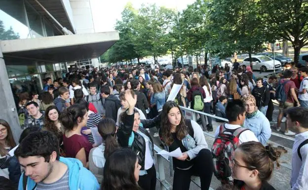 Alumnos accediendo a las aulas de la Universidad del País Vasco.
