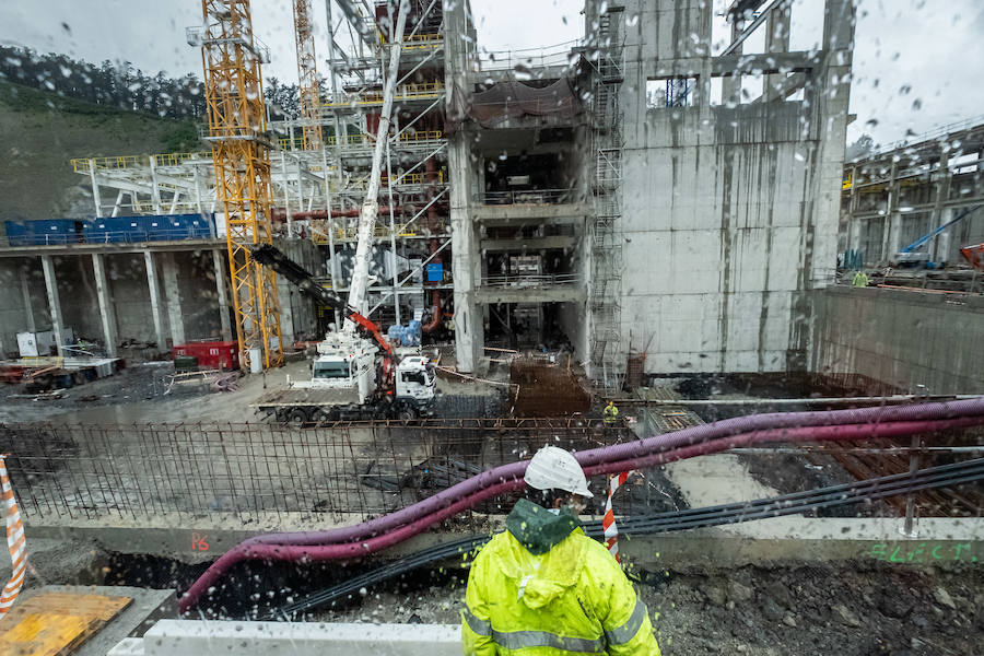 El diputado general, Markel Olano, y el presidente del Consorcio de Residuos y diputado de Medio Ambiente y Obras Hidráulicas, José Ignacio Asensio, han visitado las obras del Complejo Medioambiental de Gipuzkoa (CMG-1), en Zubieta. Durante el recorrido realizado, los responsables forales han comprobado el estado de los trabajos que ya han superado el 50% de su ejecución global y el 70% en lo que se refiere a las tareas de construcción y obra civil. 