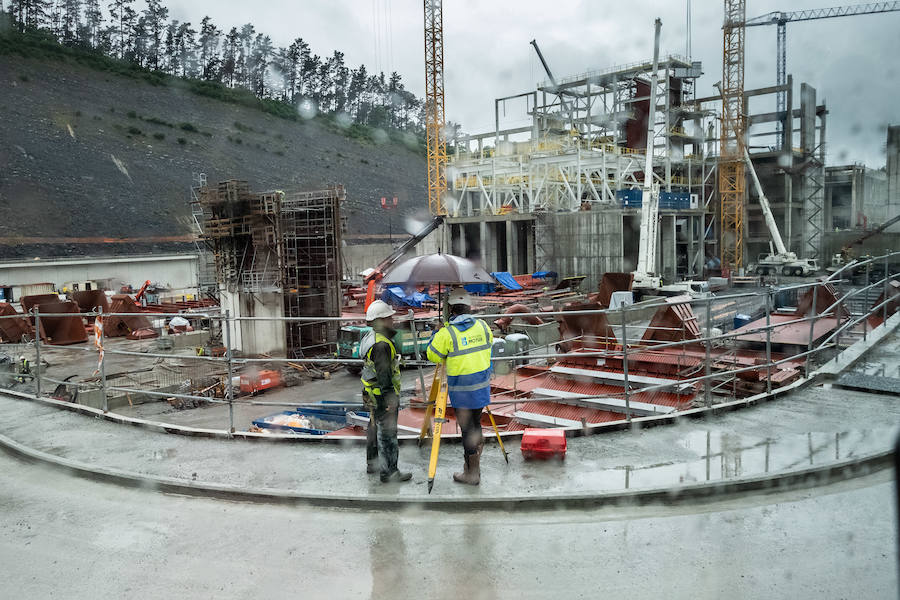 El diputado general, Markel Olano, y el presidente del Consorcio de Residuos y diputado de Medio Ambiente y Obras Hidráulicas, José Ignacio Asensio, han visitado las obras del Complejo Medioambiental de Gipuzkoa (CMG-1), en Zubieta. Durante el recorrido realizado, los responsables forales han comprobado el estado de los trabajos que ya han superado el 50% de su ejecución global y el 70% en lo que se refiere a las tareas de construcción y obra civil. 