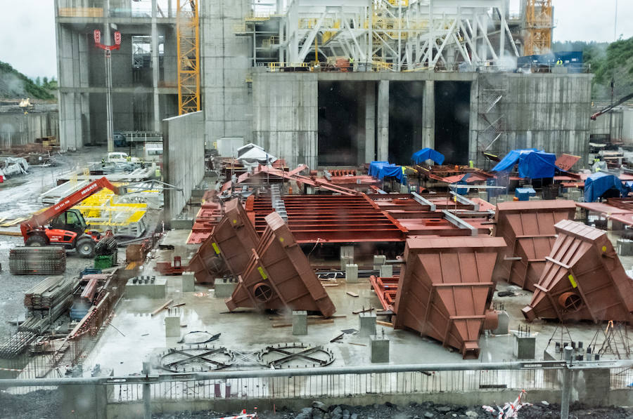 El diputado general, Markel Olano, y el presidente del Consorcio de Residuos y diputado de Medio Ambiente y Obras Hidráulicas, José Ignacio Asensio, han visitado las obras del Complejo Medioambiental de Gipuzkoa (CMG-1), en Zubieta. Durante el recorrido realizado, los responsables forales han comprobado el estado de los trabajos que ya han superado el 50% de su ejecución global y el 70% en lo que se refiere a las tareas de construcción y obra civil. 