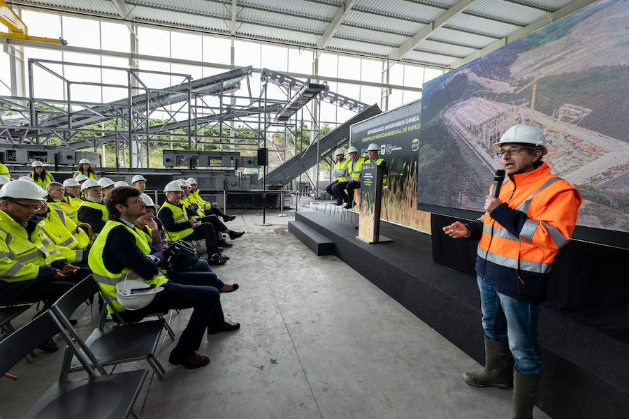 El diputado general, Markel Olano, y el presidente del Consorcio de Residuos y diputado de Medio Ambiente y Obras Hidráulicas, José Ignacio Asensio, han visitado las obras del Complejo Medioambiental de Gipuzkoa (CMG-1), en Zubieta. Durante el recorrido realizado, los responsables forales han comprobado el estado de los trabajos que ya han superado el 50% de su ejecución global y el 70% en lo que se refiere a las tareas de construcción y obra civil. 