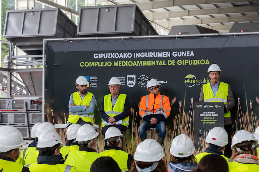 El diputado general, Markel Olano, y el presidente del Consorcio de Residuos y diputado de Medio Ambiente y Obras Hidráulicas, José Ignacio Asensio, han visitado las obras del Complejo Medioambiental de Gipuzkoa (CMG-1), en Zubieta. Durante el recorrido realizado, los responsables forales han comprobado el estado de los trabajos que ya han superado el 50% de su ejecución global y el 70% en lo que se refiere a las tareas de construcción y obra civil. 