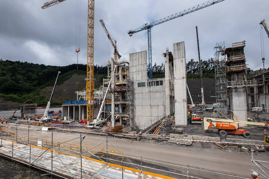 El diputado general, Markel Olano, y el presidente del Consorcio de Residuos y diputado de Medio Ambiente y Obras Hidráulicas, José Ignacio Asensio, han visitado las obras del Complejo Medioambiental de Gipuzkoa (CMG-1), en Zubieta. Durante el recorrido realizado, los responsables forales han comprobado el estado de los trabajos que ya han superado el 50% de su ejecución global y el 70% en lo que se refiere a las tareas de construcción y obra civil. 