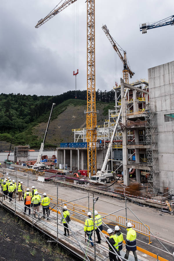 El diputado general, Markel Olano, y el presidente del Consorcio de Residuos y diputado de Medio Ambiente y Obras Hidráulicas, José Ignacio Asensio, han visitado las obras del Complejo Medioambiental de Gipuzkoa (CMG-1), en Zubieta. Durante el recorrido realizado, los responsables forales han comprobado el estado de los trabajos que ya han superado el 50% de su ejecución global y el 70% en lo que se refiere a las tareas de construcción y obra civil. 