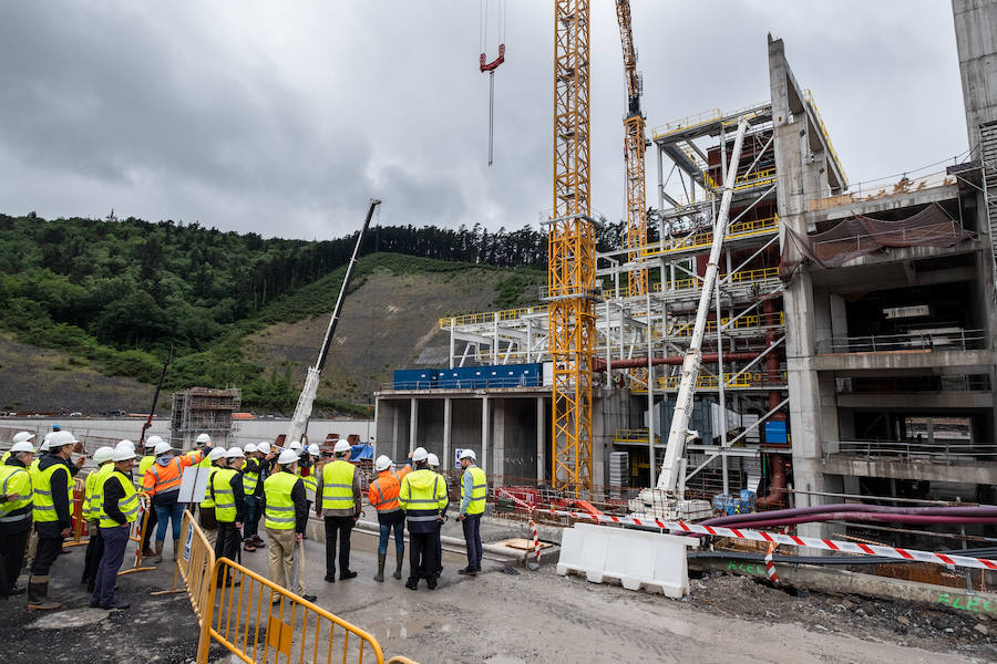 El diputado general, Markel Olano, y el presidente del Consorcio de Residuos y diputado de Medio Ambiente y Obras Hidráulicas, José Ignacio Asensio, han visitado las obras del Complejo Medioambiental de Gipuzkoa (CMG-1), en Zubieta. Durante el recorrido realizado, los responsables forales han comprobado el estado de los trabajos que ya han superado el 50% de su ejecución global y el 70% en lo que se refiere a las tareas de construcción y obra civil. 