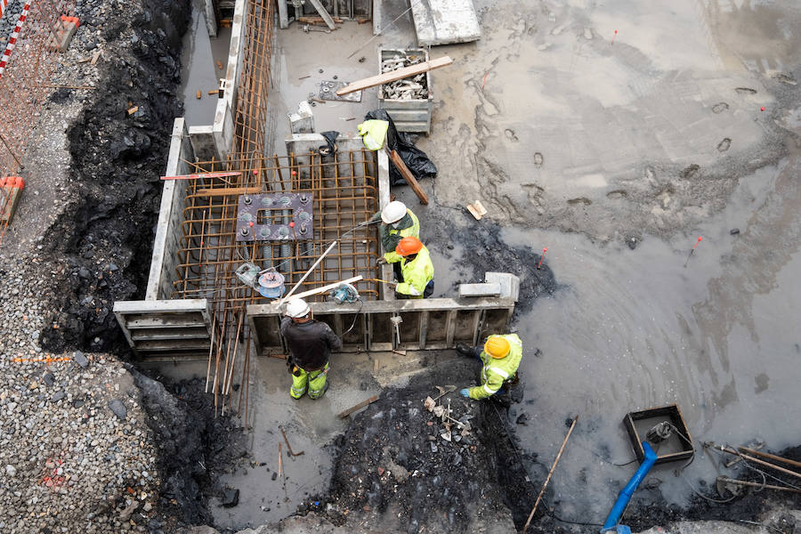 El diputado general, Markel Olano, y el presidente del Consorcio de Residuos y diputado de Medio Ambiente y Obras Hidráulicas, José Ignacio Asensio, han visitado las obras del Complejo Medioambiental de Gipuzkoa (CMG-1), en Zubieta. Durante el recorrido realizado, los responsables forales han comprobado el estado de los trabajos que ya han superado el 50% de su ejecución global y el 70% en lo que se refiere a las tareas de construcción y obra civil. 