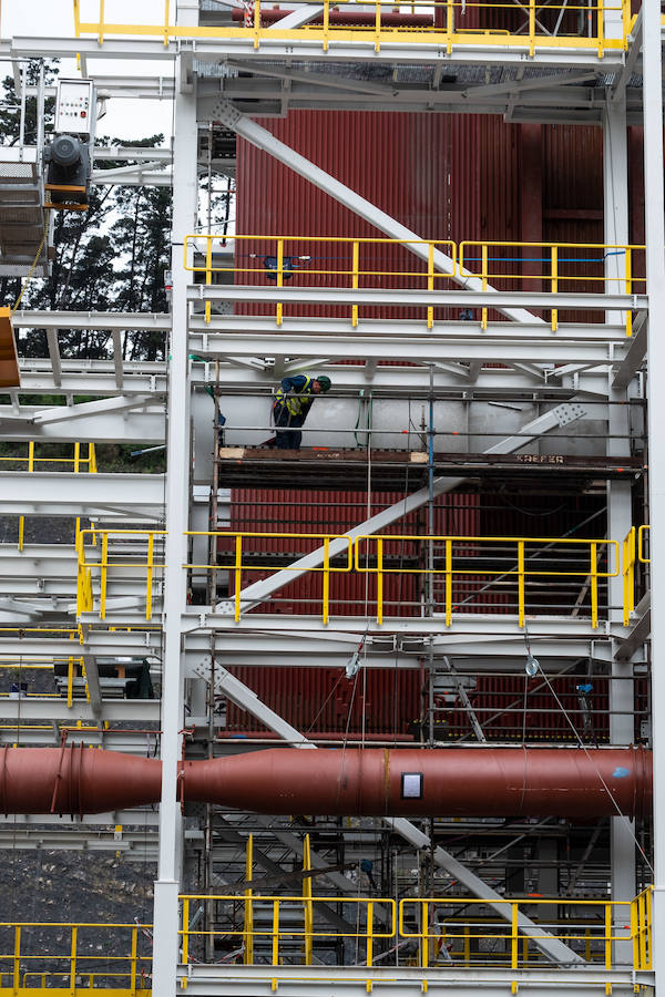 El diputado general, Markel Olano, y el presidente del Consorcio de Residuos y diputado de Medio Ambiente y Obras Hidráulicas, José Ignacio Asensio, han visitado las obras del Complejo Medioambiental de Gipuzkoa (CMG-1), en Zubieta. Durante el recorrido realizado, los responsables forales han comprobado el estado de los trabajos que ya han superado el 50% de su ejecución global y el 70% en lo que se refiere a las tareas de construcción y obra civil. 