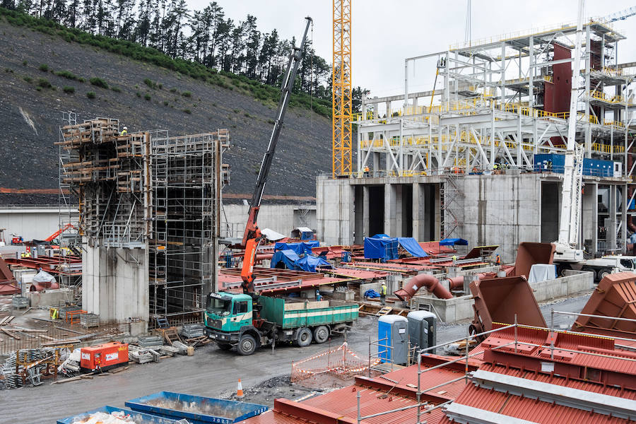 El diputado general, Markel Olano, y el presidente del Consorcio de Residuos y diputado de Medio Ambiente y Obras Hidráulicas, José Ignacio Asensio, han visitado las obras del Complejo Medioambiental de Gipuzkoa (CMG-1), en Zubieta. Durante el recorrido realizado, los responsables forales han comprobado el estado de los trabajos que ya han superado el 50% de su ejecución global y el 70% en lo que se refiere a las tareas de construcción y obra civil. 