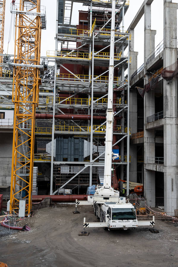 El diputado general, Markel Olano, y el presidente del Consorcio de Residuos y diputado de Medio Ambiente y Obras Hidráulicas, José Ignacio Asensio, han visitado las obras del Complejo Medioambiental de Gipuzkoa (CMG-1), en Zubieta. Durante el recorrido realizado, los responsables forales han comprobado el estado de los trabajos que ya han superado el 50% de su ejecución global y el 70% en lo que se refiere a las tareas de construcción y obra civil. 