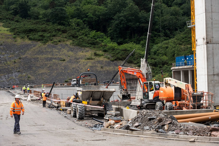El diputado general, Markel Olano, y el presidente del Consorcio de Residuos y diputado de Medio Ambiente y Obras Hidráulicas, José Ignacio Asensio, han visitado las obras del Complejo Medioambiental de Gipuzkoa (CMG-1), en Zubieta. Durante el recorrido realizado, los responsables forales han comprobado el estado de los trabajos que ya han superado el 50% de su ejecución global y el 70% en lo que se refiere a las tareas de construcción y obra civil. 