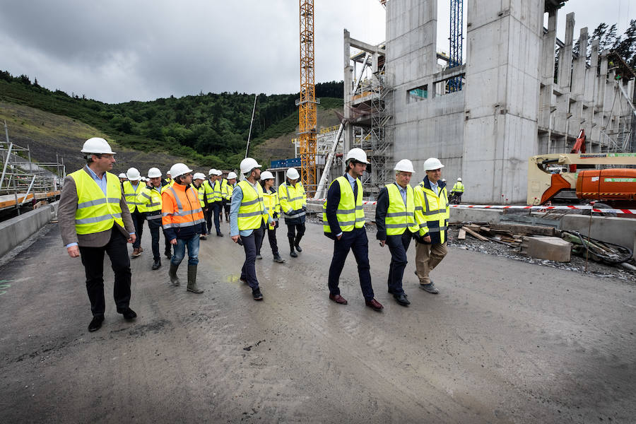 El diputado general, Markel Olano, y el presidente del Consorcio de Residuos y diputado de Medio Ambiente y Obras Hidráulicas, José Ignacio Asensio, han visitado las obras del Complejo Medioambiental de Gipuzkoa (CMG-1), en Zubieta. Durante el recorrido realizado, los responsables forales han comprobado el estado de los trabajos que ya han superado el 50% de su ejecución global y el 70% en lo que se refiere a las tareas de construcción y obra civil. 